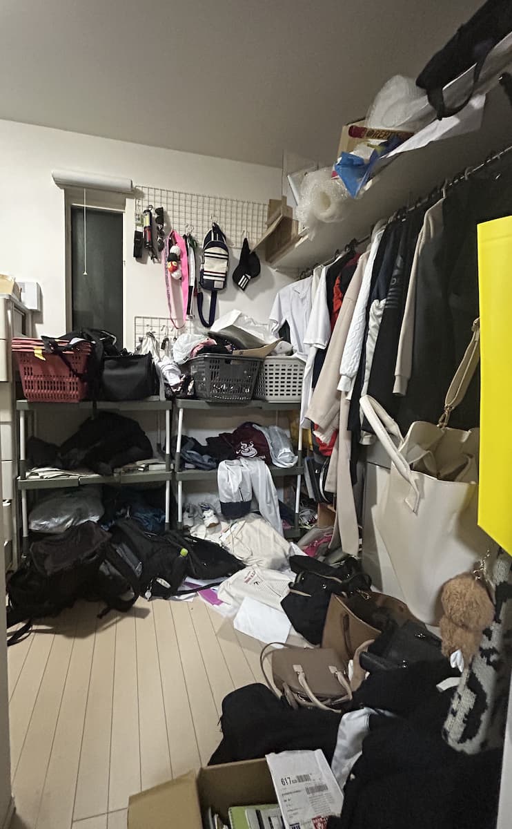 クローゼットの中が物で溢れている様子