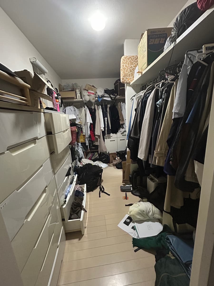 クローゼットの中が物で溢れている様子