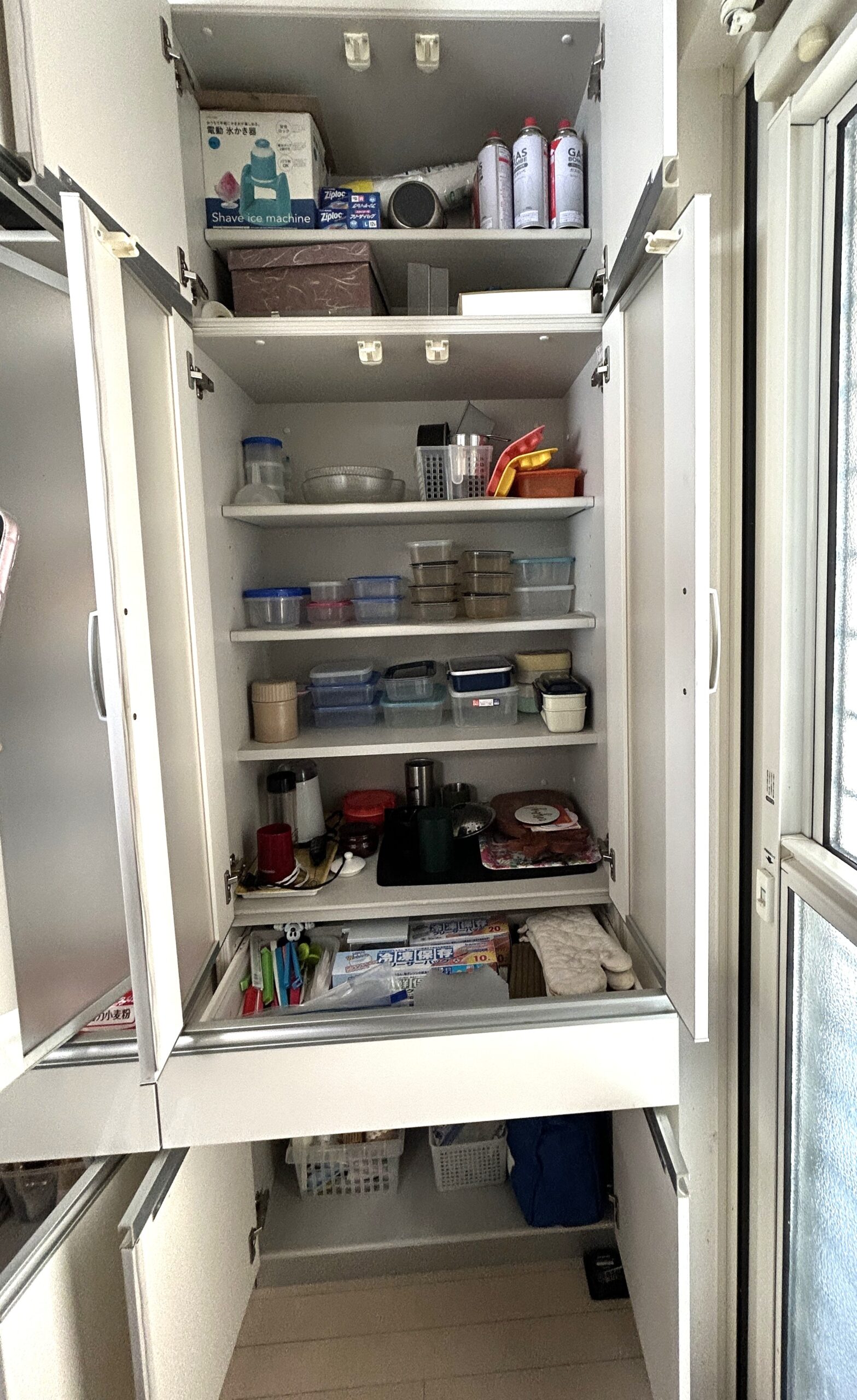 食器棚の中の物が少なくなりすっきりした様子