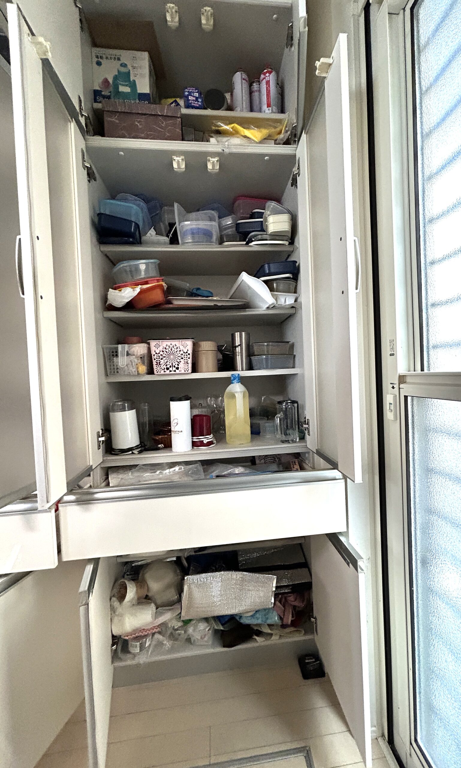 食器棚の中が物で溢れている様子
